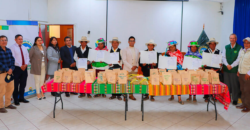 Reconocen a ocho agricultores por conservar papas nativas en Atocpampa y Vicos Áncash Perú