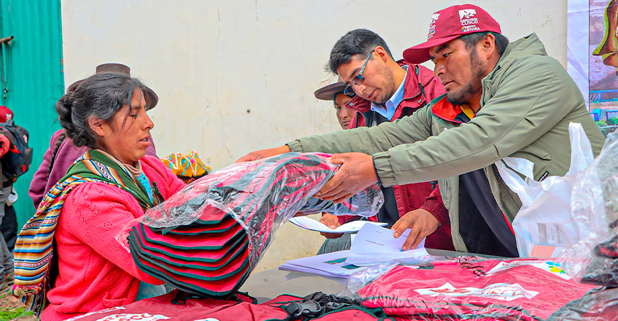 Productores de Paucartambo reciben capas y kits veterinarios para proteger a sus camélidos sudamericanos Cusco Perú