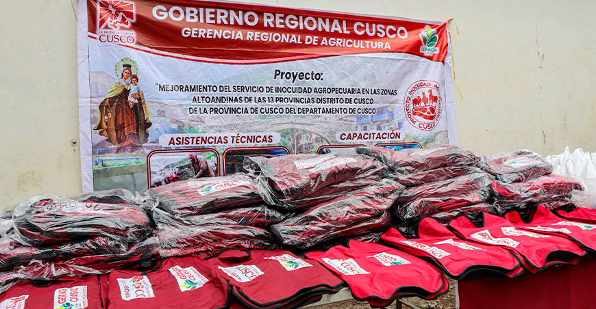 Productores de Paucartambo reciben capas y kits veterinarios para proteger a sus camélidos sudamericanos Cusco Perú