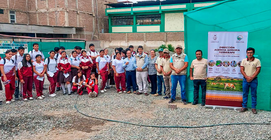 Capacitan a productores y estudiantes en el manejo de cultivos hidropónicos Lambayeque Perú