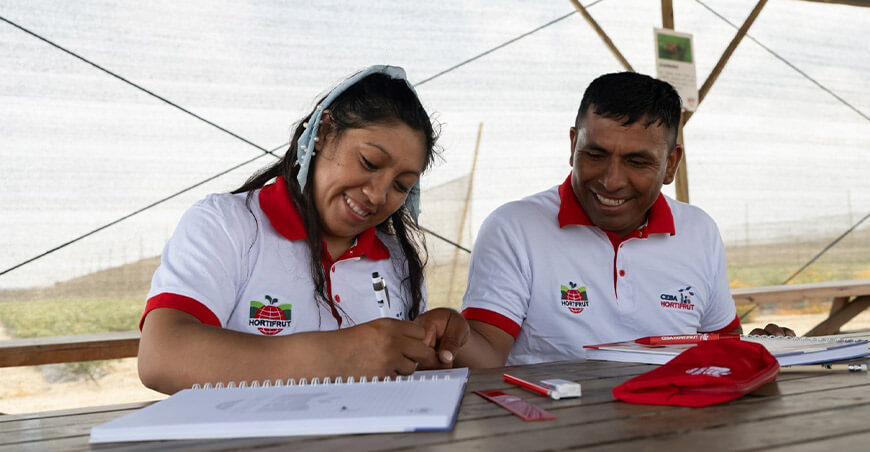 Programa educativo para trabajadores de Hortifrut es reconocido como ganador del concurso Reescribiendo Historias Perú