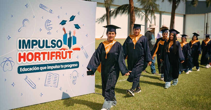 Programa educativo para trabajadores de Hortifrut es reconocido como ganador del concurso Reescribiendo Historias  Perú