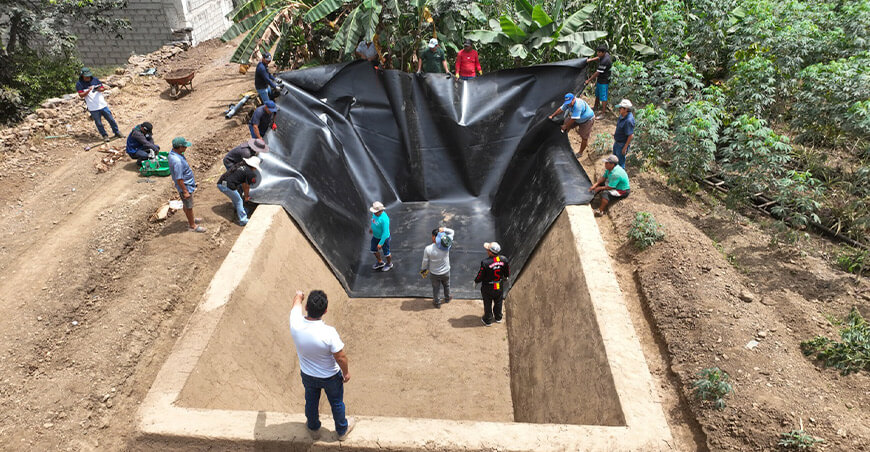 Instalan geomembranas en 760 reservorios para mejorar el riego La Libertad Perú