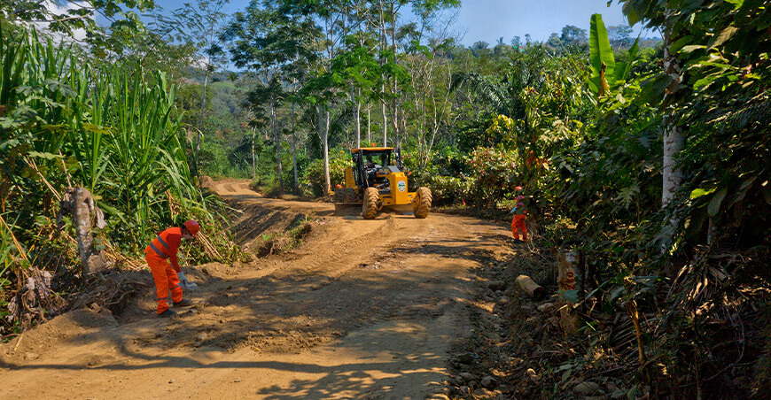 mantenimiento de caminos para trasladar cacao y café Sanata Rosa Ayacucho Perú Devida