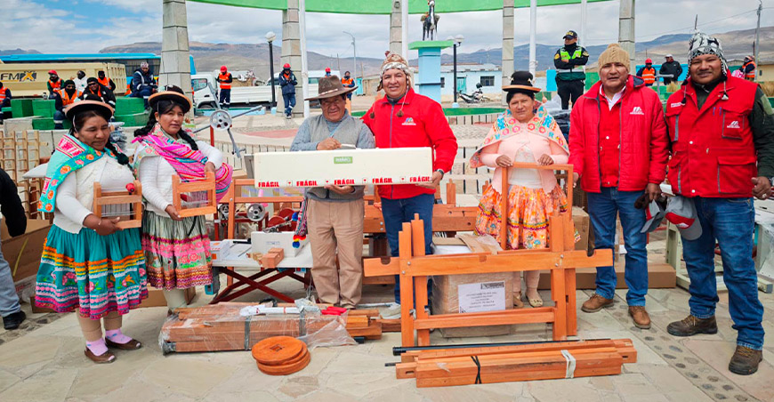 Entregan módulos de artesanía textil a tres comunidades campesinas Moquegua Perú