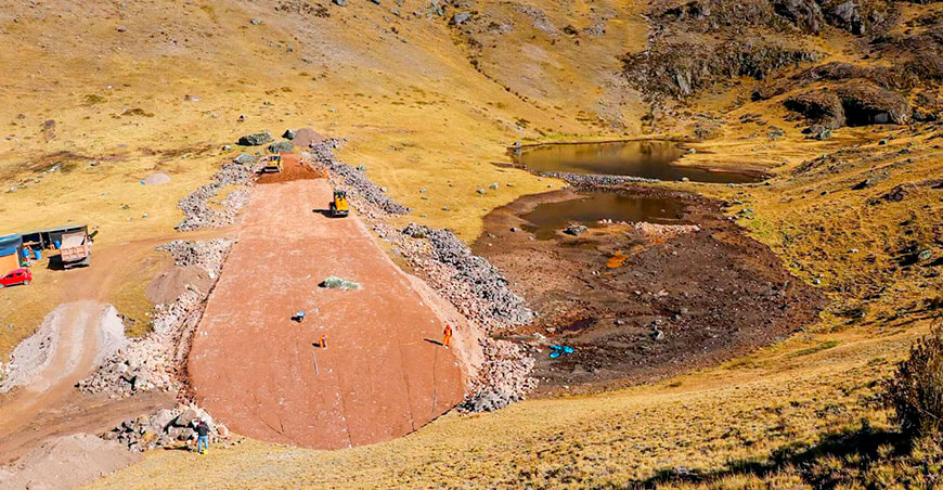 qocha Poccotuyocc-Yayahuilca, en el distrito de Acos Vinchos, provincia de Huamanga Ayacucho Perú