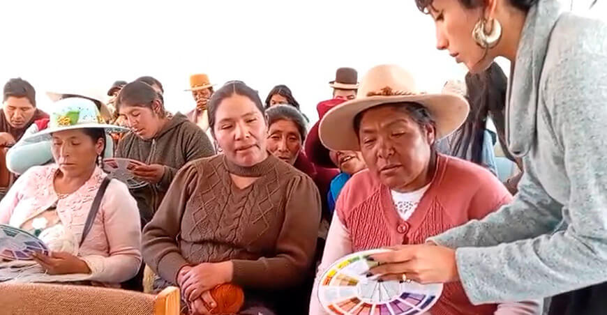 Artesanas textiles de Puno buscan elevar la calidad de prendas y accesorios de fibra de vicuña Perú