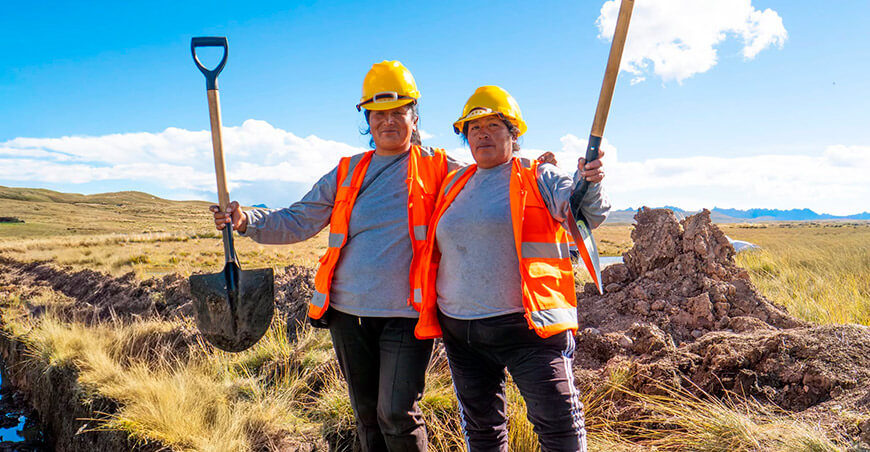 Obras de siembra y cosecha de agua generan jornales de trabajo temporales Perú Sierra Azul