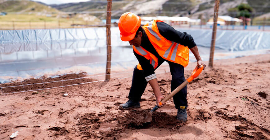 Obras de siembra y cosecha de agua generan jornales de trabajo temporales Perú Sierra Azul