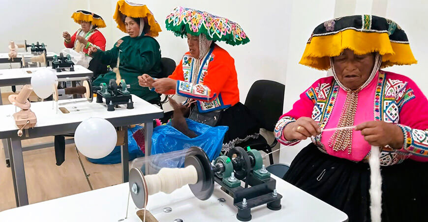centro de hilado artesanal en el centro poblado de Llacto, distrito de Cusipata, provincia de Quispicanchi, región Cusco Perú Agro Rural