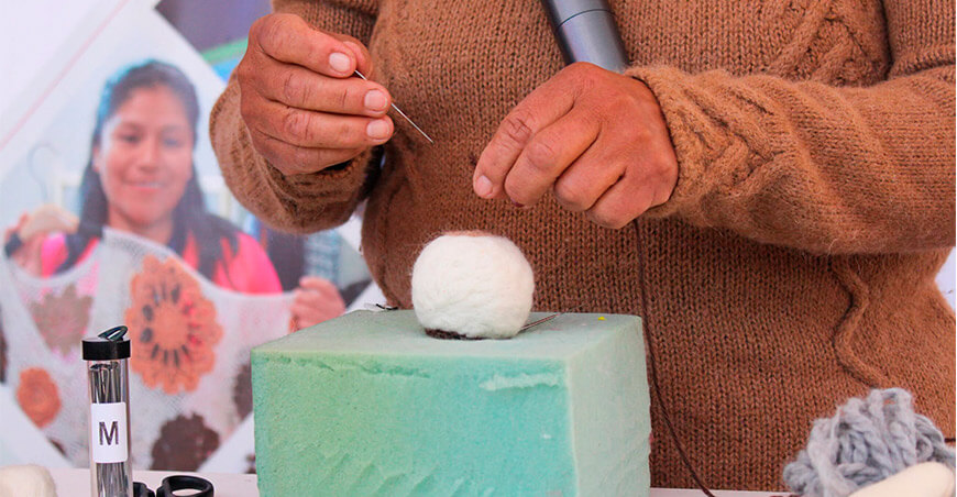 artesanos y microempresarios textiles descubrieron el potencial de la economía circular fibra de alpaca con asistencia de CITEtextil Camélidos Puno ITP Perú