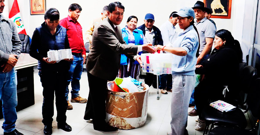 Entregan equipos para transformar leche en queso y yogur en Tamburco Apurímac Perú