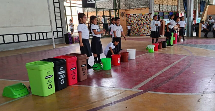 La lluvia arrastra los residuos sólidos, el IIAP enseña cómo evitarlo desde las aulas