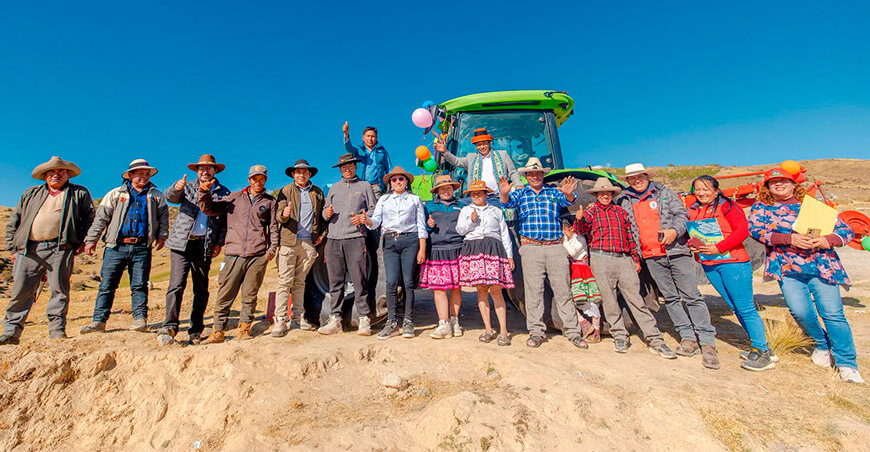 Productores de Queullabamba reciben tractor para mejorar cultivo de papa nativa Challhuahuacho Apurímac Perú