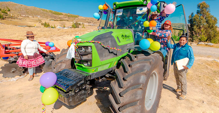 Productores de Queullabamba reciben tractor para mejorar cultivo de papa nativa Challhuahuacho Apurímac Perú