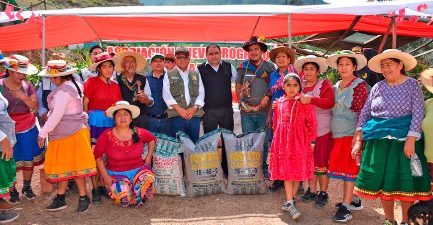 entrega de fertilizantes a productores de Andajes Lima