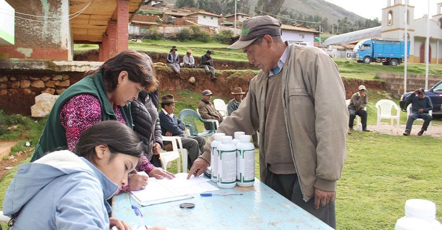 DRA Junín entregó abono foliar a productores afectados por heladas