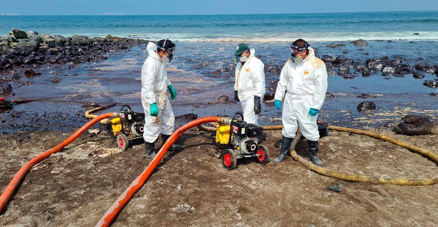 Extraen más de 4 mil galones de petróleo de zonas afectadas en bahía de Ancón