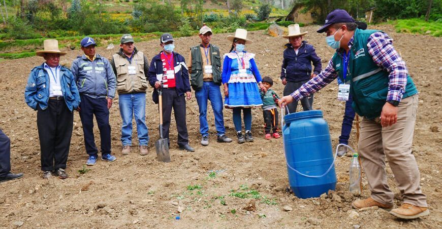 pequeños agricultores aprenden a elaborar biol ante alza de precios de fertilizantes