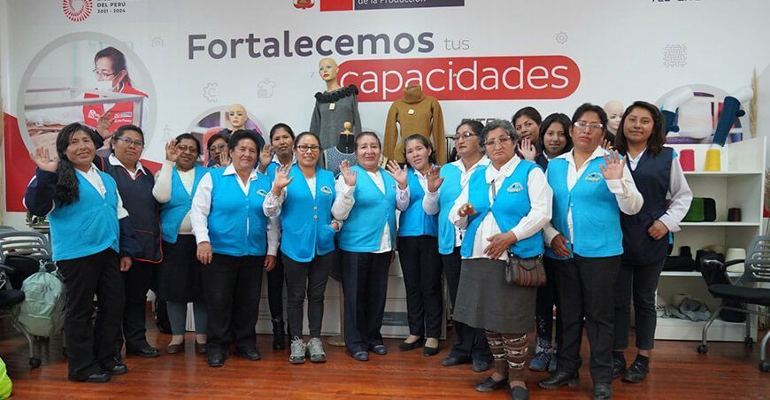 Artesanas cusqueñas elaboran prendas de vestir que combinan técnicas tradicionales y modernas Amutaac Cusco ITP Perú