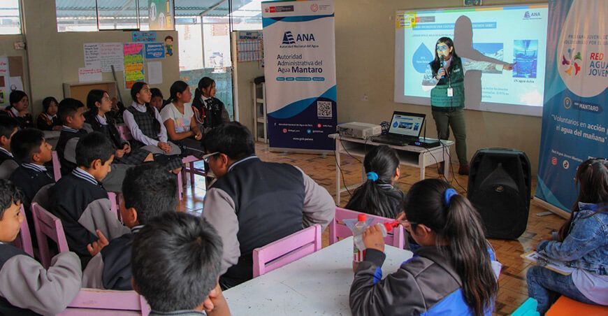 Sensibilizan a estudiantes de primaria sobre cómo hacer uso eficiente del agua en Huancayo Perú