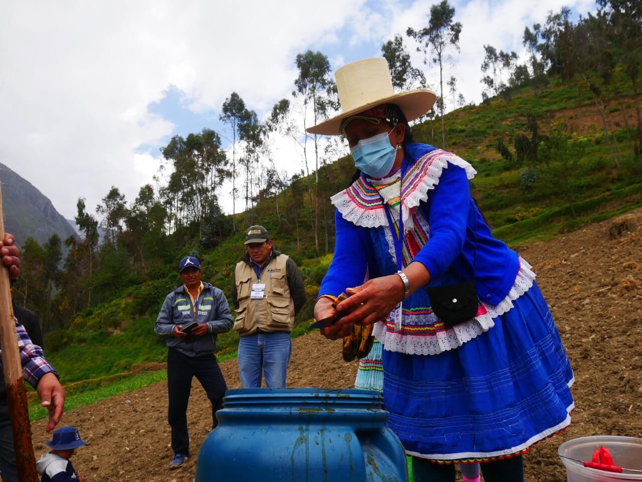 pequeños agricultores aprenden a elaborar biol ante alza de precios de fertilizantes