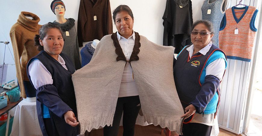 Artesanas cusqueñas elaboran prendas de vestir que combinan técnicas tradicionales y modernas Amutaac Cusco ITP Perú