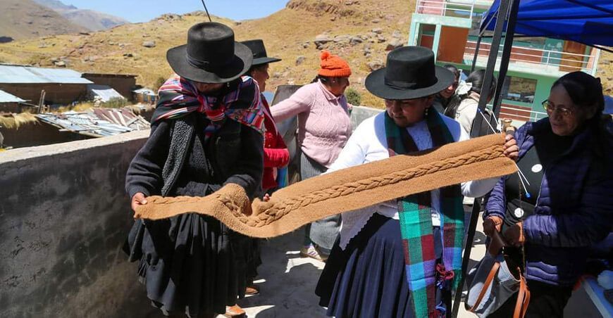 Artesanos textiles Implementan centro piloto de artesanía en Pilpichaca en Huancavelica