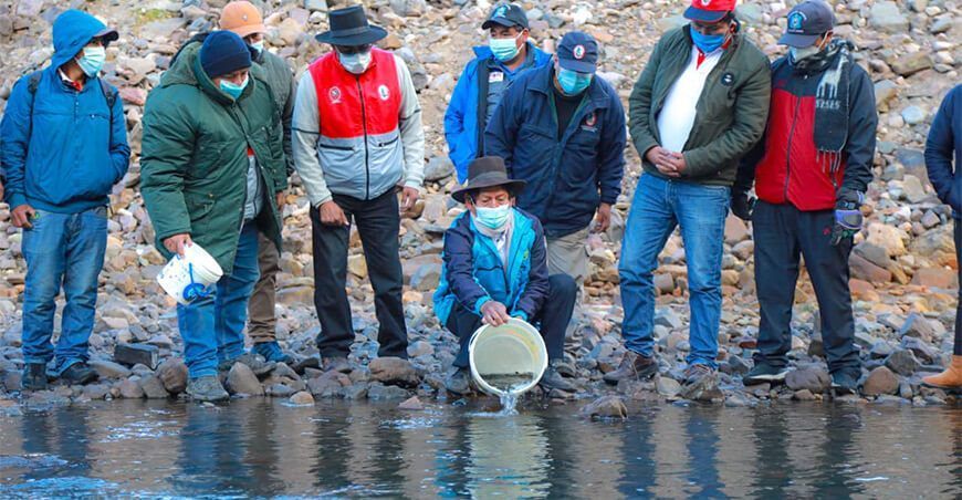 Ayacucho: Siembran 33 mil alevines de trucha en Sucre y Vilcas Huamán