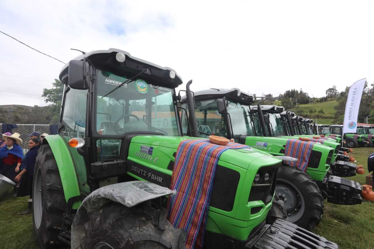 Entrega de tractores agrícolas Cajamarca