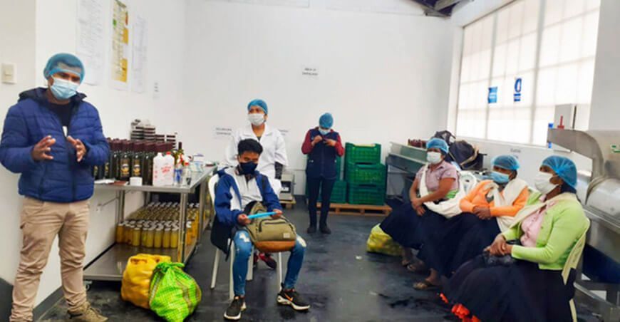 Capacitan a productores sobre uso de equipos para procesar granadilla