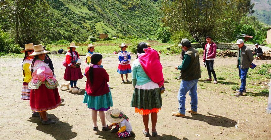 mujeres de Pamparomás aprenden a construir pozas para crianza de cuyes