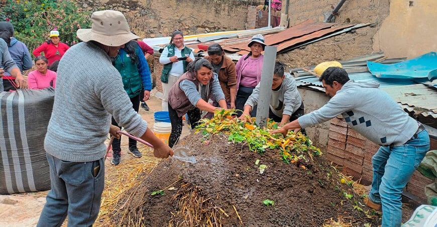capacitan a productores sobre abonamiento orgánico compost INIA Junín