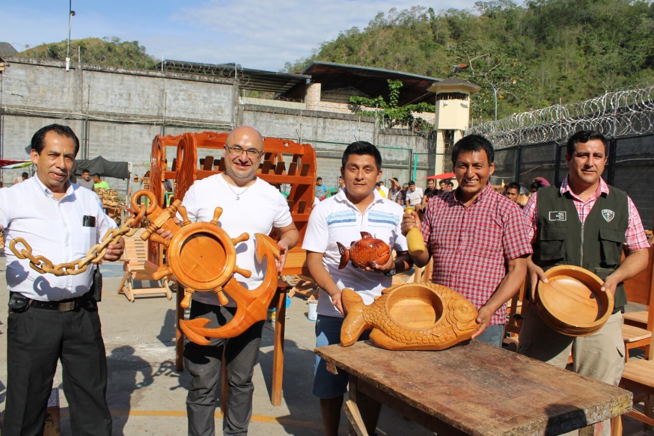 Reos productivos de Chanchamayo elaboran artesanías a base de madera