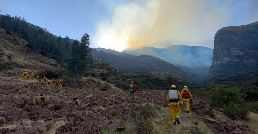 Continúan los trabajos de control del incendio forestal en Cusco