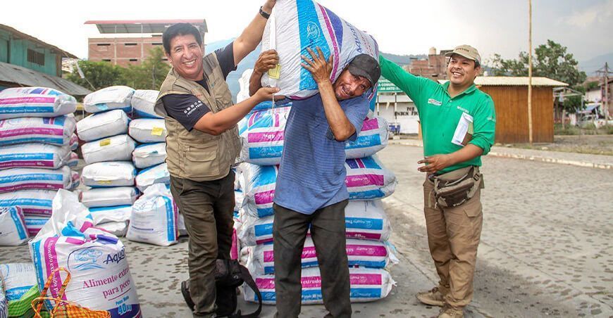 Devida entrega aliemento para peces Perú