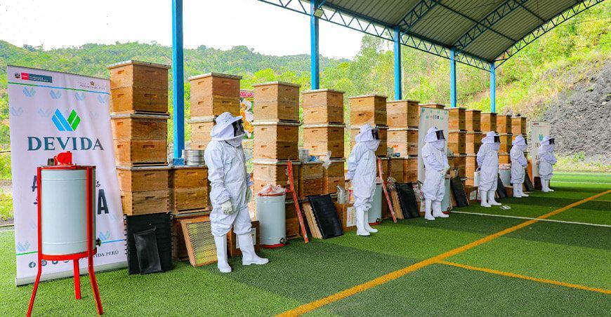 Devida entrega 220 colmenas a apicultores de 12 distritos del Vraem