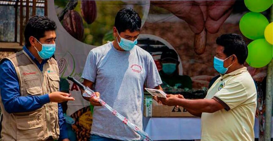 Vraem: entregan 200 kits de herramientas agrícolas a cacaoteros