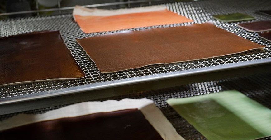 Peruanos fabrican carteras y mochilas a base de cáscara de uva