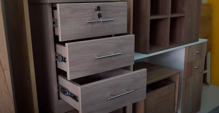 Fabrican veladores, cómodas y estantes con merma de madera