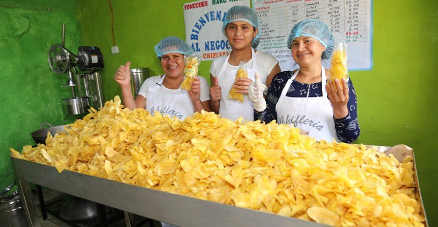 mujeres de comunidades rurales emprenden en la producción de chifles
