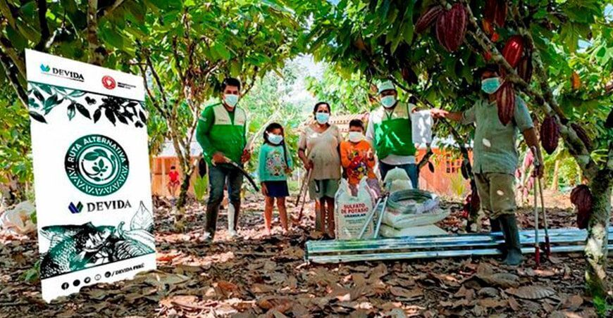 Entrega de abono y herramienta a cacaoteros