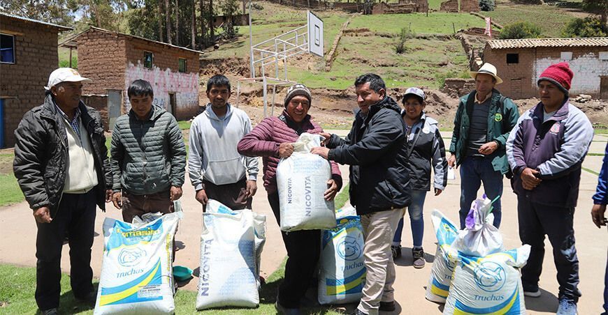 entrega de alimento balanceado truchas Huancavelica Perú
