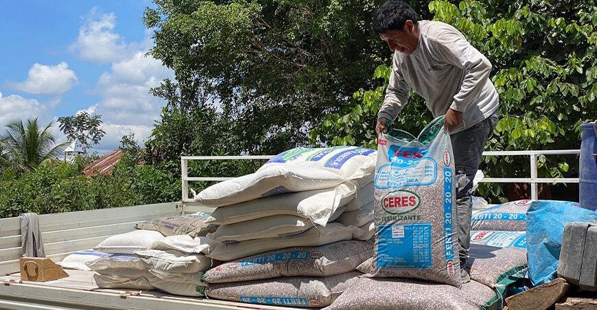 entrega de fertilizantes a productores de cacao Huánuco