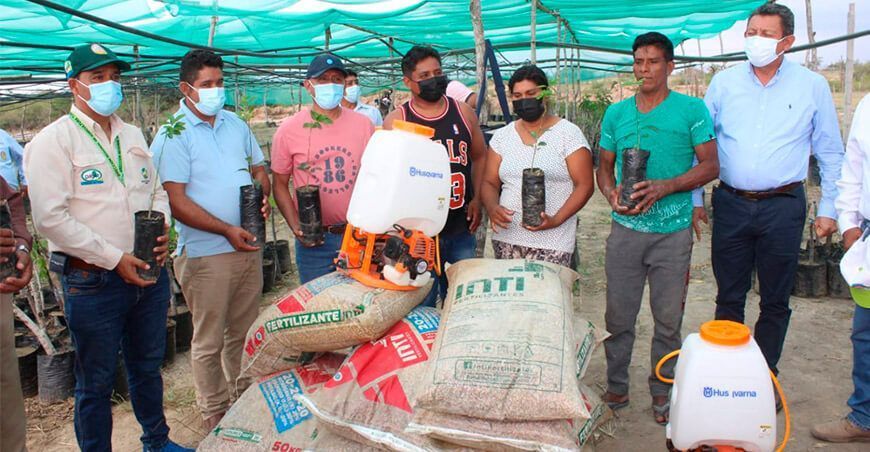 productores de ciruela reciben fertilizantes para la mejora de su producción