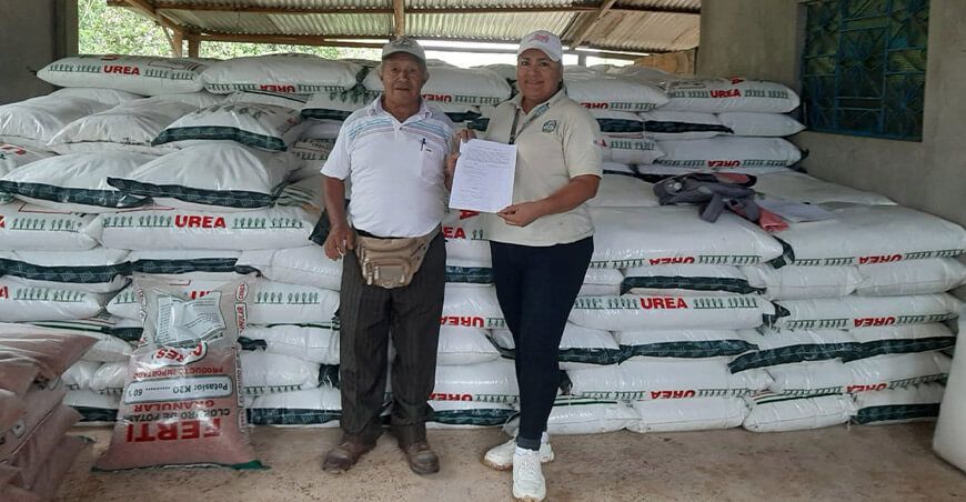 entrega de fertilizantes urea a productores de Ucayali