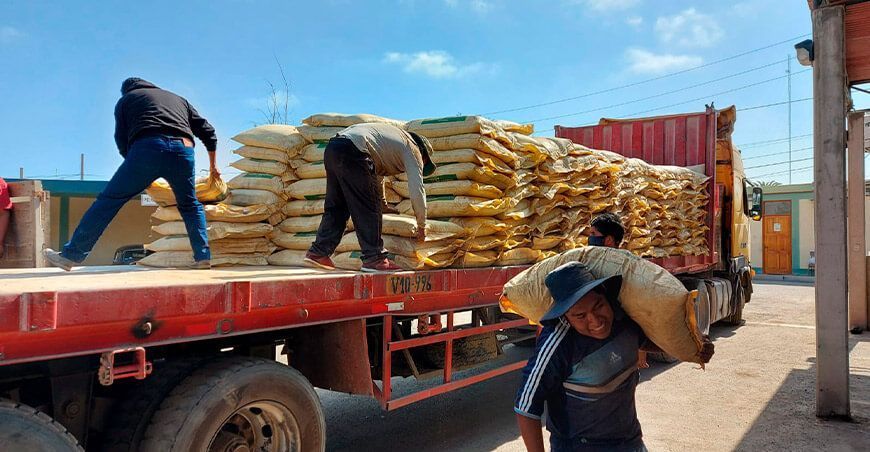 entrega de guano de isla Agro Rural