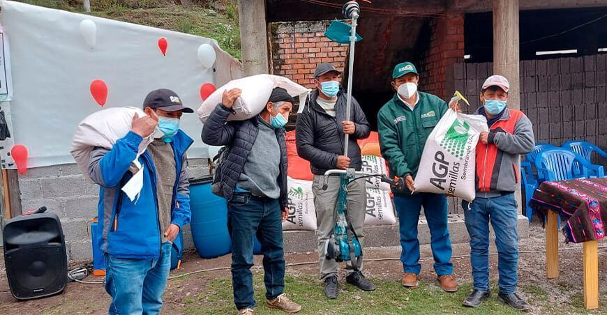 Agro Rural entrega semillas de pastos y fitotoldos a productores de Huaral