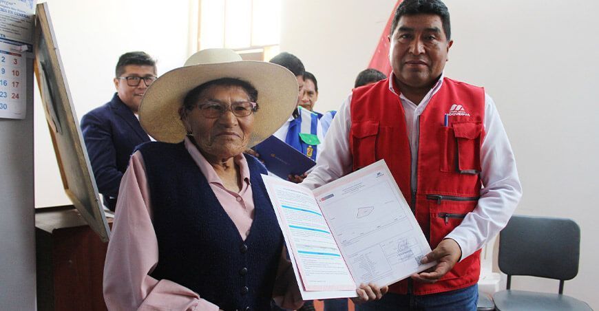 Entregan títulos de propiedad rural a productores de Torata en Moquegua Perú