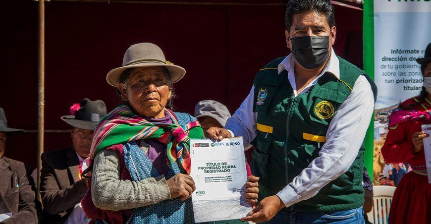 títulos de propiedad a agricultores de Conima y Cabanillas
